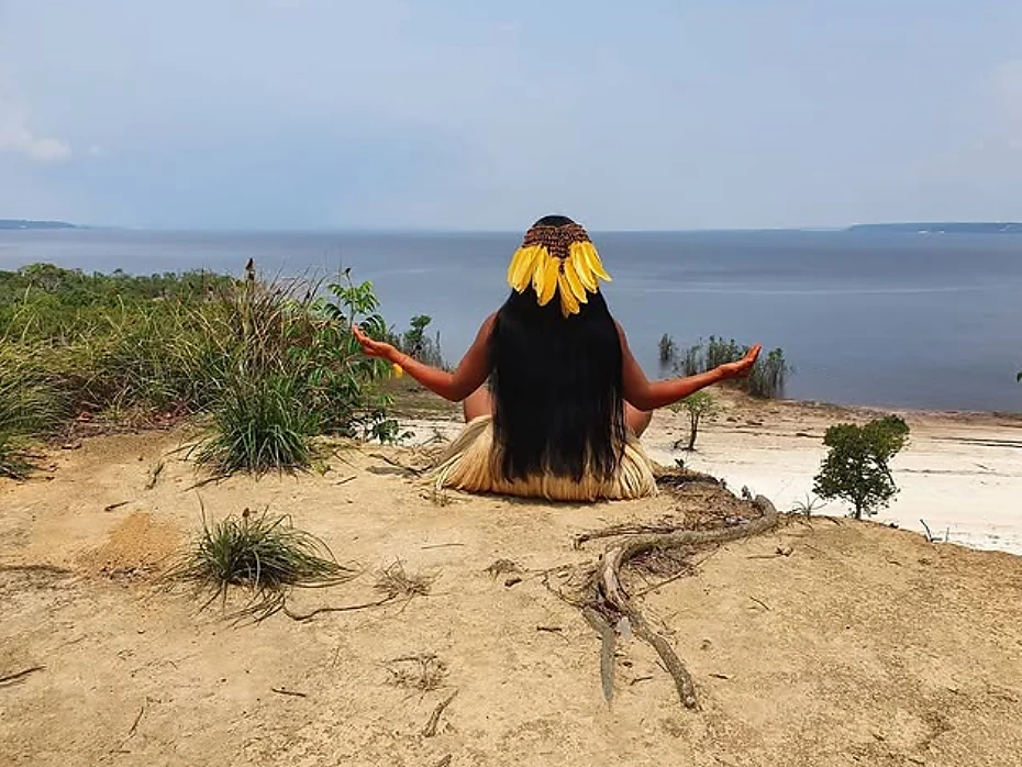 Blick über den Rio Negro von einem sandigen Ufer