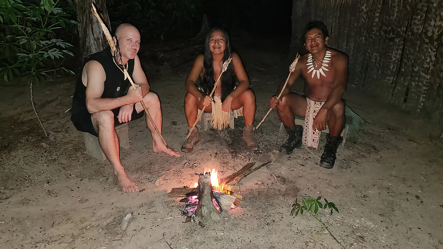 Umussy und Christian am Lagerfeuer im Amazonas